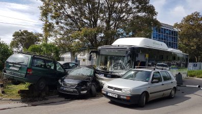 Автобус блъсна 7 коли в ''Орландовци'' в София (СНИМКИ)