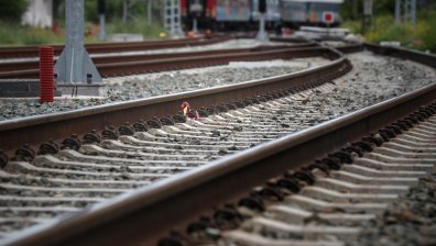 В критично състояние е едното от двете момичета, скочили в движение от влак