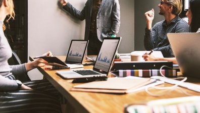 Чистка в технологичния сектор, десетки хиляди хора остават без работа