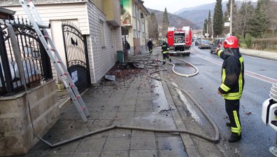 Пожар избухна в цех в Кресна, затвориха пътя за Гърция (+Видео)