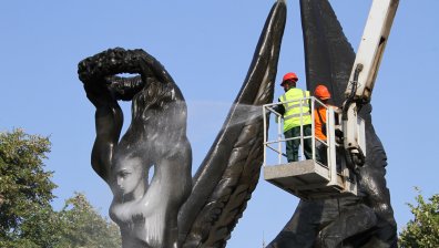 Пловдив се подготвя за 6 септември: Мият Паметника на Съединението с ябълков шампоан