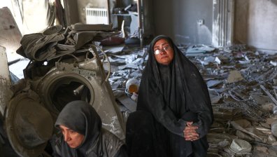 Животът в Иран след месец война: "Не съм спала с дни"