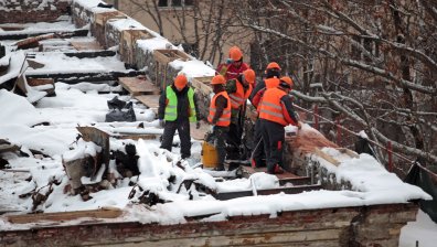 Временен покрив за 130 000 лева ще спасява Царските конюшни от разруха