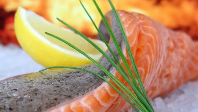 Преди Никулден: Как да приготвим вкусна сьомга с масло и чесън