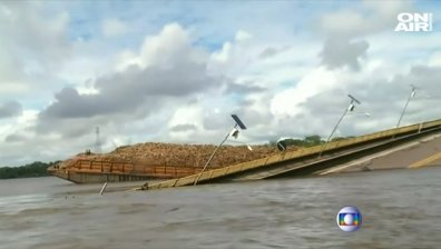 Ферибот се удари в мост в Бразилия и го срути