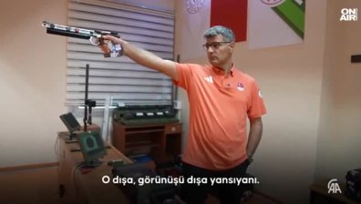 Говори супергероят Юсуф Дикеч - едната ръка с пистолет, другата - в джоба