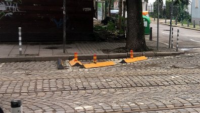 Обществено място за частно паркиране: Пазач го брани с празни туби