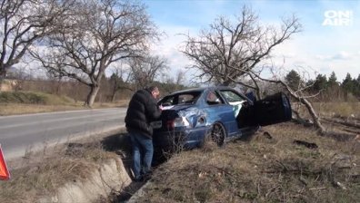 Катастрофа блокира пътя Карлово - Сопот