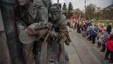 Едновременно атака и защита на Паметника на съветската армия, напрежението ескалира