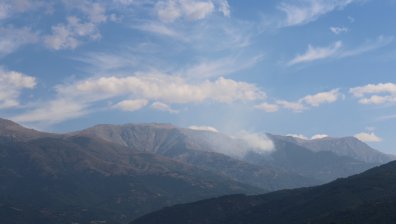 Пожарът в Рила събра десетки доброволци и горски служители за овладяването му