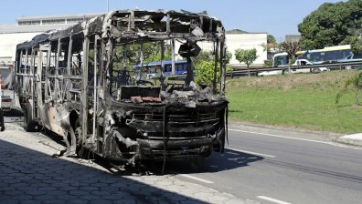 Отвлякоха и опожариха автобус в Северна Ирландия