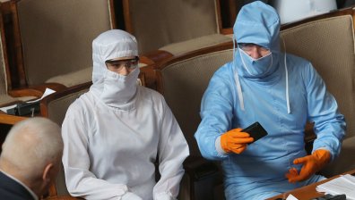 Невиждано: Депутатите с маски и защитни облекла в парламента