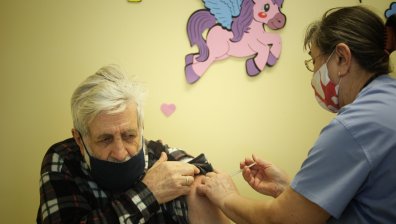 Препоръчаха трета доза ваксина само за хората над 65 г. и за тези с тежки заболявания