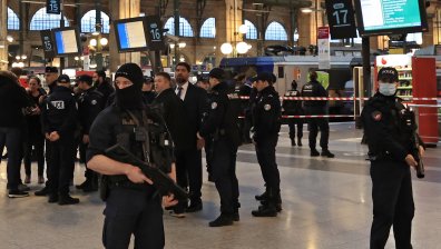 Граничен полицай е сред ранените в Париж, нападателят е арестуван