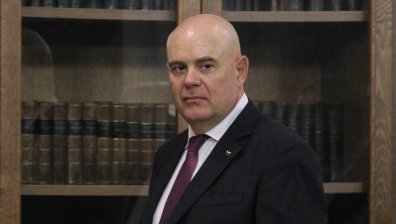 Бомбата срещу Гешев е била за убиване, разследват терористичен акт