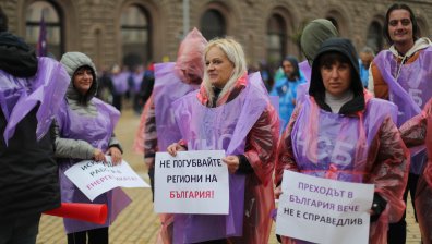 Енергетици протестират под прозорците на властта: Взимате ни работата и живота