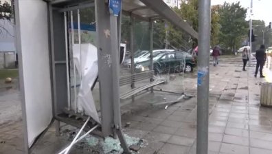 Автомобил се вряза в автобусна спирка в Пловдив заради дъжда