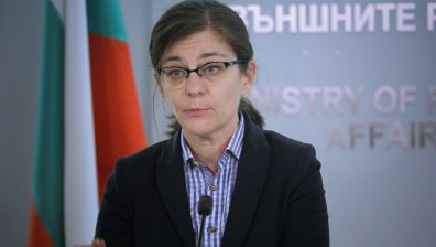 Министър Генчовска заминава на извънредна среща в централата на НАТО