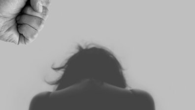 Баща преби 19-годишната си дъщеря пред очите на съпругата си