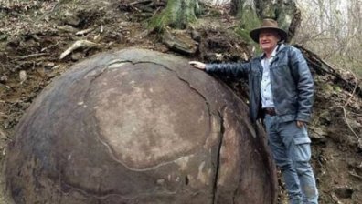 Огромен сферичен камък хвърли в размисъл учените