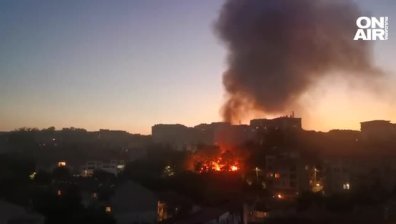 Голям пожар избухна в двора на бивша клиника в Плевен