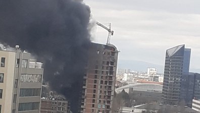 Голям пожар гори в новострояща се сграда на "Цариградско шосе"