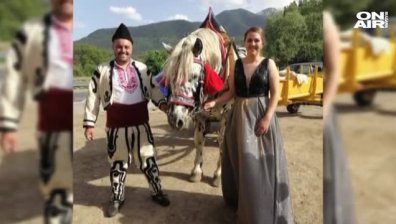 Сбъдната детска мечта: Абитуриентка от Банско отиде на бала си с кон и каруца