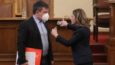 "Зеленият сертификат" в НС скара депутатите, разгневи се дори Ива Митева (+ВИДЕО)