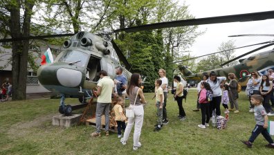 Самолети, хеликоптери и много посетители в НВИМ в Деня на храбростта (ВИДЕО)