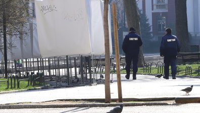 Парковете и градинките в София вече са оградени с ленти