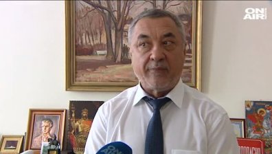 Плажът в Слънчев бряг противопостави Симеонов и Ангелкова във Facebook