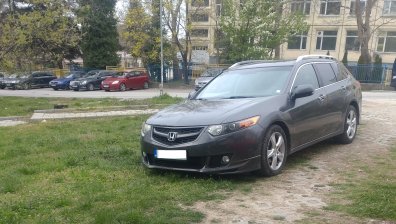 Варненци унищожават зелени площи до училище с колите си