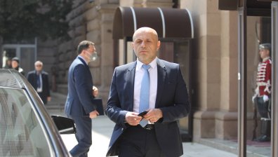 След срещата при Радев: Томислав Дончев и Даниел Митов при журналистите