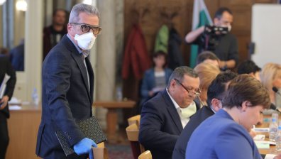Депутати с маски разгледаха Закона за извънредното положение
