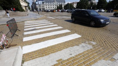 Ударно обновяват пътната маркировка в София