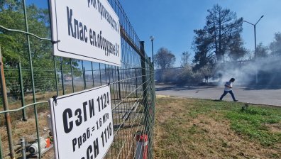 Пожар близо до бензиностанция в Казанлък, евакуират хора