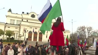 Прекратиха проруско шествие в София, участниците скандирали "Не сме неутрални, за Русия сме"