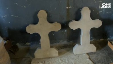 Двама мъже възстановиха каменните кръстове на църква в Еленския Балкан