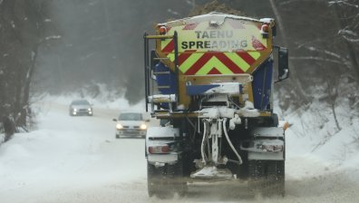 Зима в България: 261 машини почистват републиканските пътища