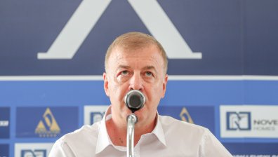 Сираков повдигна завесата за бъдещето на акциите на "Левски"