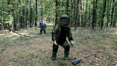 Военни разчистват района край "ЕМКО": Открити са десетки невзривени боеприпаси