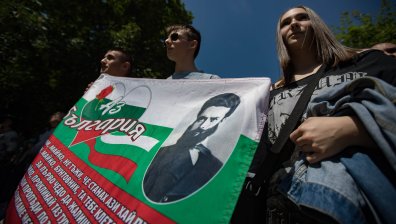 С вой на сирени и мълчание склонихме глава пред делото на борците за свобода