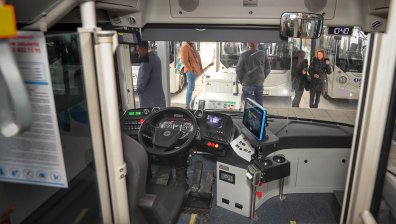 25-годишен удря в главата шофьор на тролейбус в София и му крещи да кара по-бързо