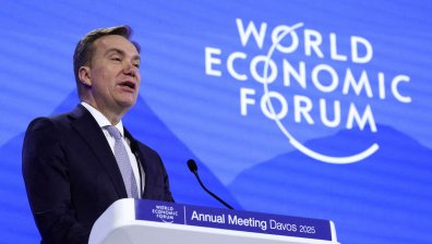 Ръководителят на Форума в Давос подава оставка заради Епстийн