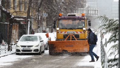Интензивен снеговалеж в София, на Витоша се допускат само коли с вериги