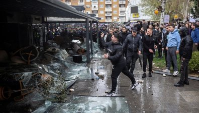 Сълзите отстъпват място на гнева в Кочани (СНИМКИ)