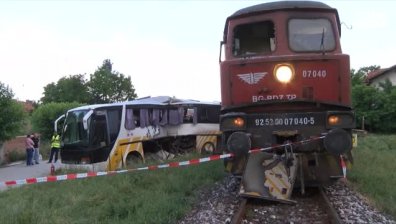 Влак помете автобус с работници край Симеоновград, има пострадали