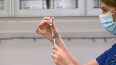 Скокът на новозаразените с Ковид-19 в Гърция вдигна властите на крак, СЗО препоръчва ваксинация