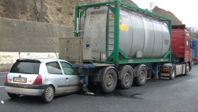 Лек автомобил се вряза в цистерна на международния път за Гърция
