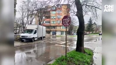 Мъж добави надпис "PUTIN" върху пътни знаци STOP на кръстовище в Добрич